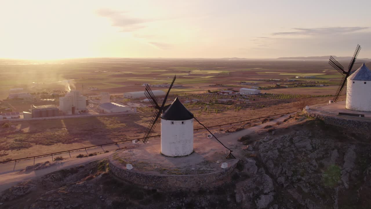 Những cối xay gió truyền thống ở Consuegra lúc rạng đông tại Tây Ban Nha