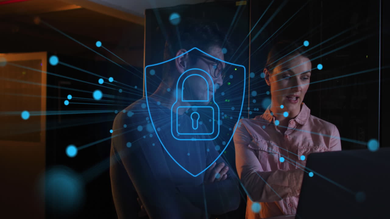 animación de candado ver diversos hombres y mujeres ingenieros con computadora portátil por servidor de computadora