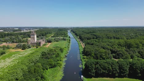 drone aéreo disparado sobre un parque natural, canal de agua, castillo abandonado de la ciudad de almere, provincia de flevoland, países bajos