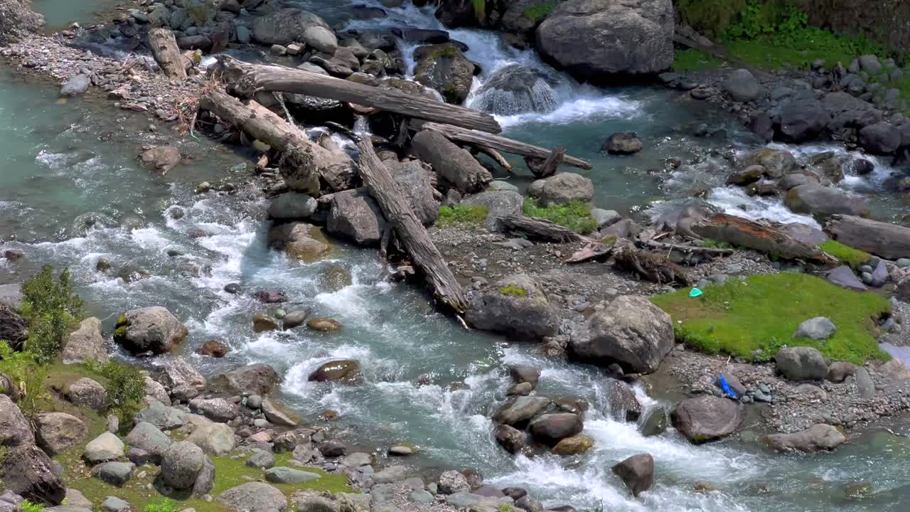 Pemandangan Sungai yang Indah di Lembah Pegunungan