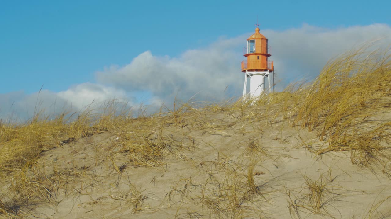 화창한 겨울날 파페 비치 등대까지 모래 언덕을 바라보며 와이드 샷