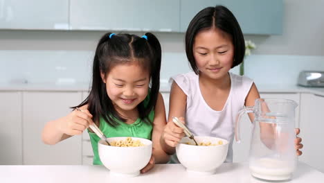 Zwei-Glückliche-Mädchen-Essen-Müsli