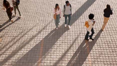 universidad, campus y caminando con los estudiantes