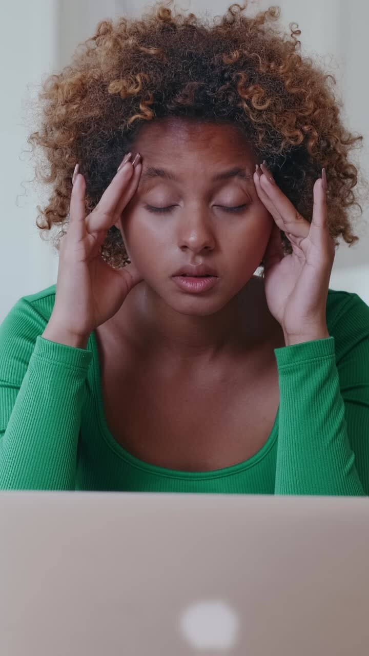 集中し 考える若い女性の瞬間