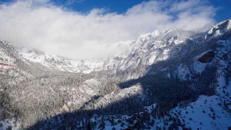 Clouds-coming-over-mountain-peaks-in-Ouray,-Colorado-on-a-sunny-day