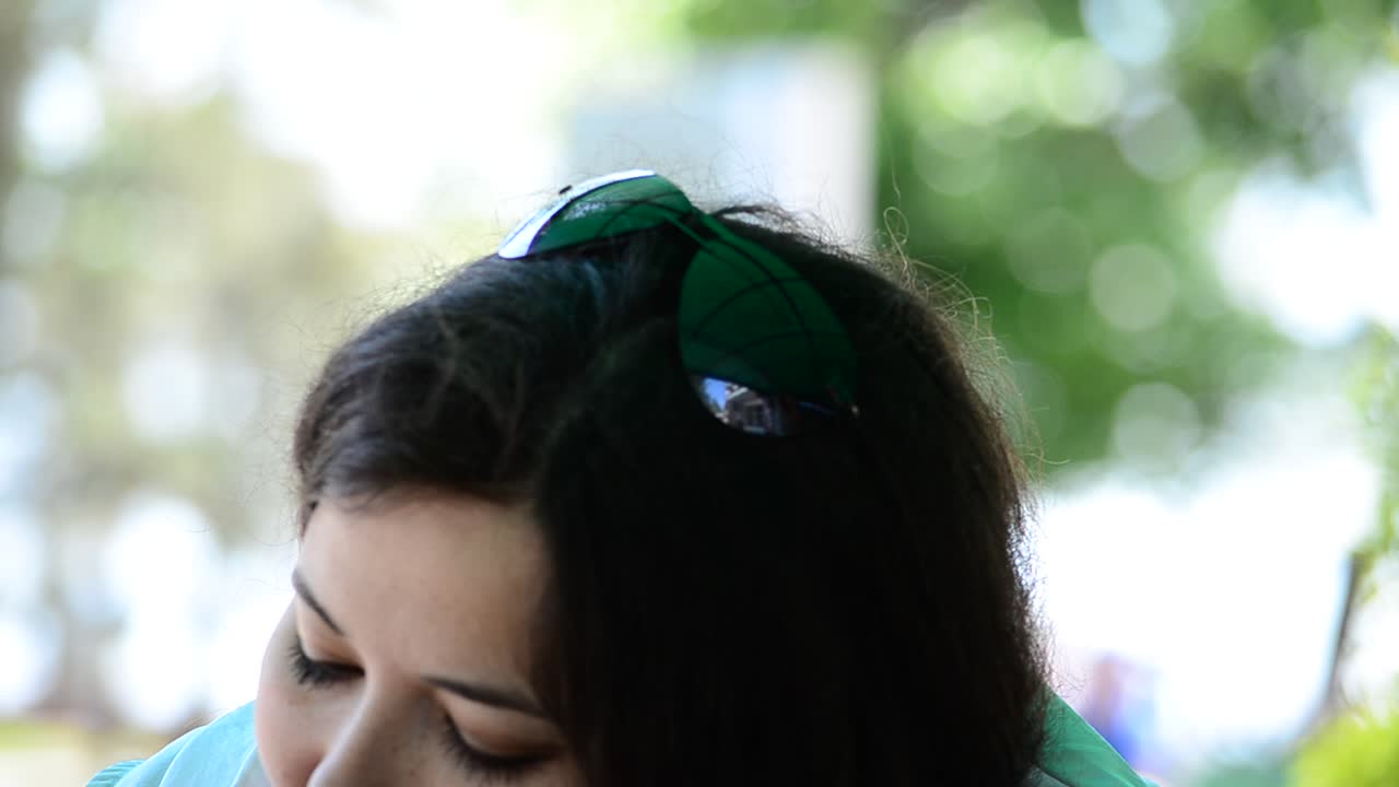 Conversazione in un caffè. Conversazione dal vivo, riprese della giovane ragazza