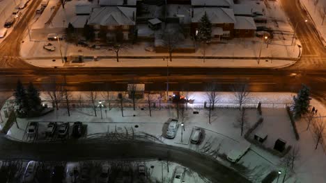 Top-Nachtansicht-Des-Gefrorenen-Wohngebiets-In-Der-Innenstadt-Nach-Starkem-Schneefall-Mit-Straße