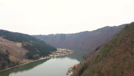 Vista-Aérea-A-Lo-Largo-Del-Danubio-Sobre-Los-Bosques-En-El-Mühlviertel,-Alta-Austria