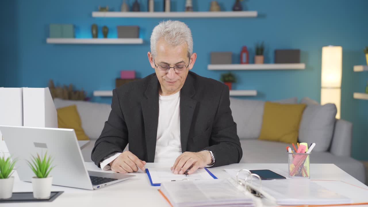 el hombre de la oficina en casa está disgustado.