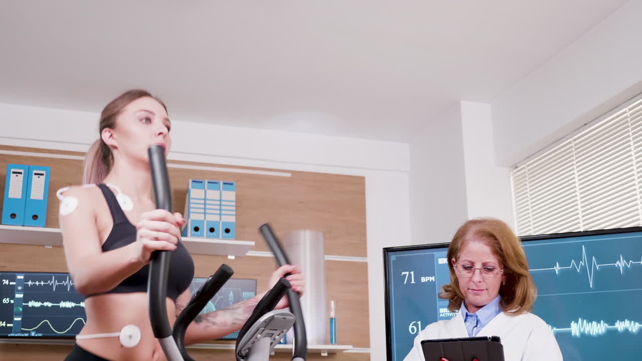 하이테크 기술을 사용하는 아름다운 여성 운동선수