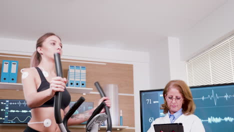 hermosa atleta femenina usando tecnología de alta tecnología