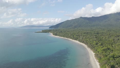 vista panorámica del parque nacional daintree y la playa myall en qld, australia