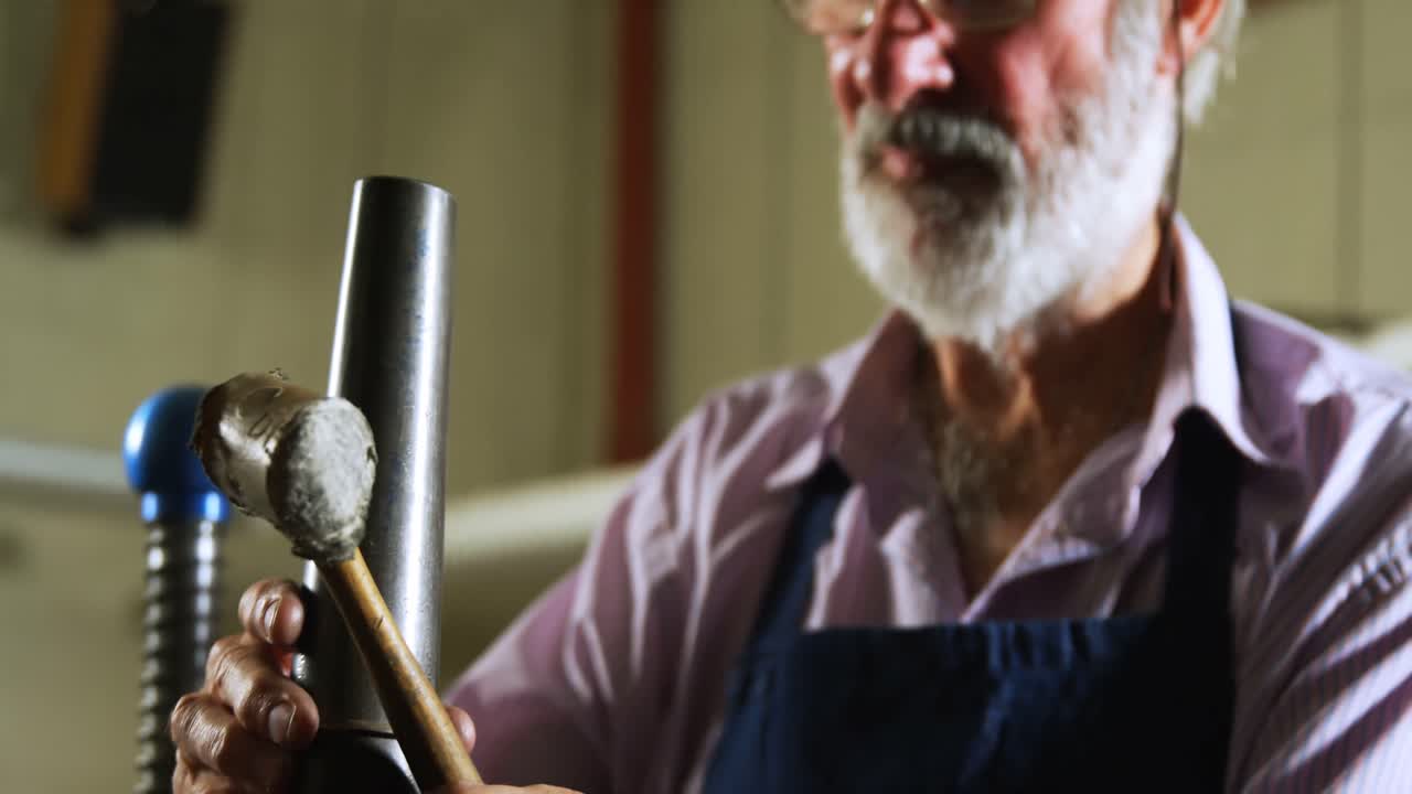 4k 워크 ⁇ 에서 보석을 제조하는 금공