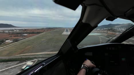 piloto inmersivo fpv pov aterrizaje en tiempo real en el aeropuerto de ibiza, españa, en una mañana nublada y ventosa de invierno con turbulencia moderada