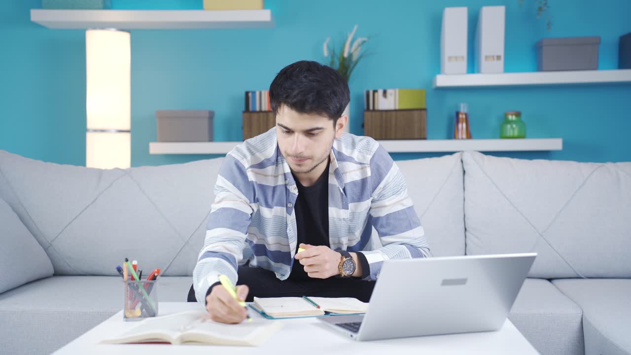 el estudiante masculino quisquilloso está estresado en casa.