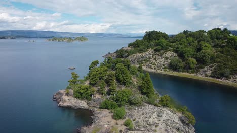 Una-Isla-Apartada-Enclavada-En-Medio-De-Un-Sereno-Lago-Azul