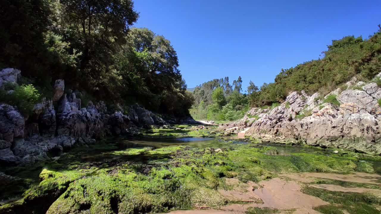 río que desemboca en la playa de guadamia