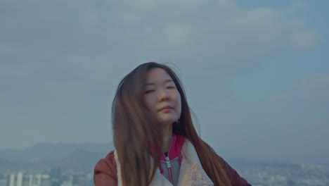 아름 다운 아시아 한국어 중국어 일본어 여자 여자 여자 모델 카메라 야외에서 행동