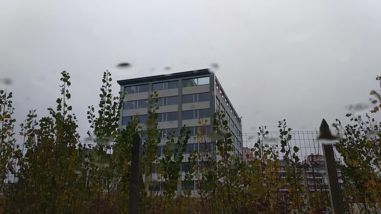 비오는 날 사무실 앞