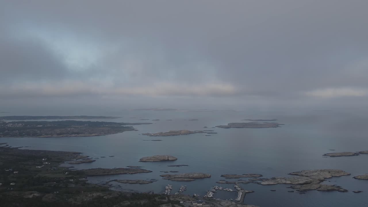 hermosa costa y pequeño puerto en el sur de noruega