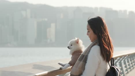 여자 와 그 의 개 는 야외 에서