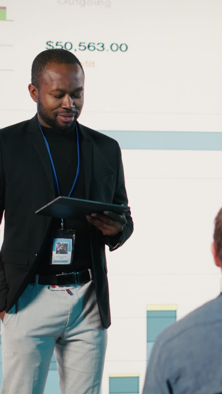 Vidéo verticale : un présentateur afro-américain prononce un discours d’entreprise motivant