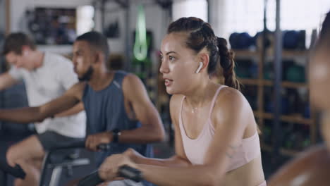 mujer enfocada y deportiva durante una clase de spinning