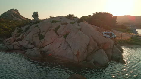 Weißer-Lieferwagen,-Der-Zur-Goldenen-Stunde-Am-Meer-Mit-Wunderschönen-Sonnenfarben-Geparkt-Ist