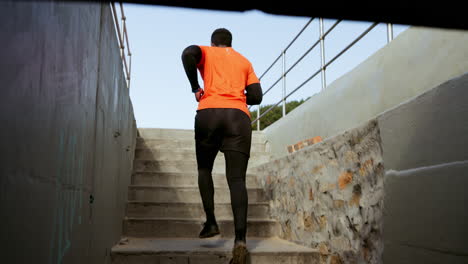espalda de hombre, fitness y correr por escaleras al aire libre