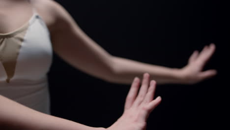 los brazos de la bailarina hacen movimientos suaves. las manos de la bailarina de ballet se mueven en el aire.