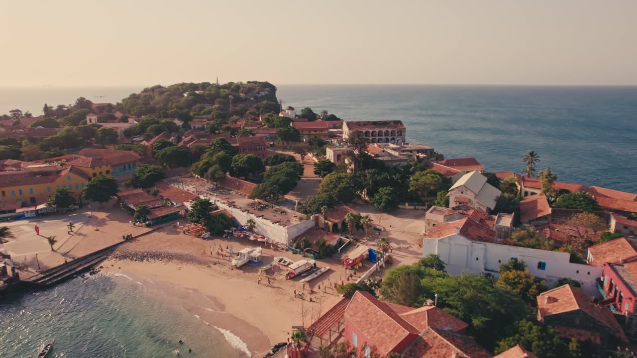 Vista aerea dell'isola di Gorée, un sito Patrimonio dell'Umanità UNESCO, è magica di giorno con un tramonto incantevole