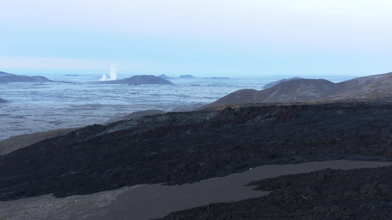 río de lava de basalto solidificado que va cuesta abajo en la ladera de la zona de fagradalsfjall, islandia