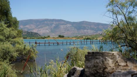 Butrint,-Albania,-Vista-De-Hermosas-Montañas-Y-Lago-Azul