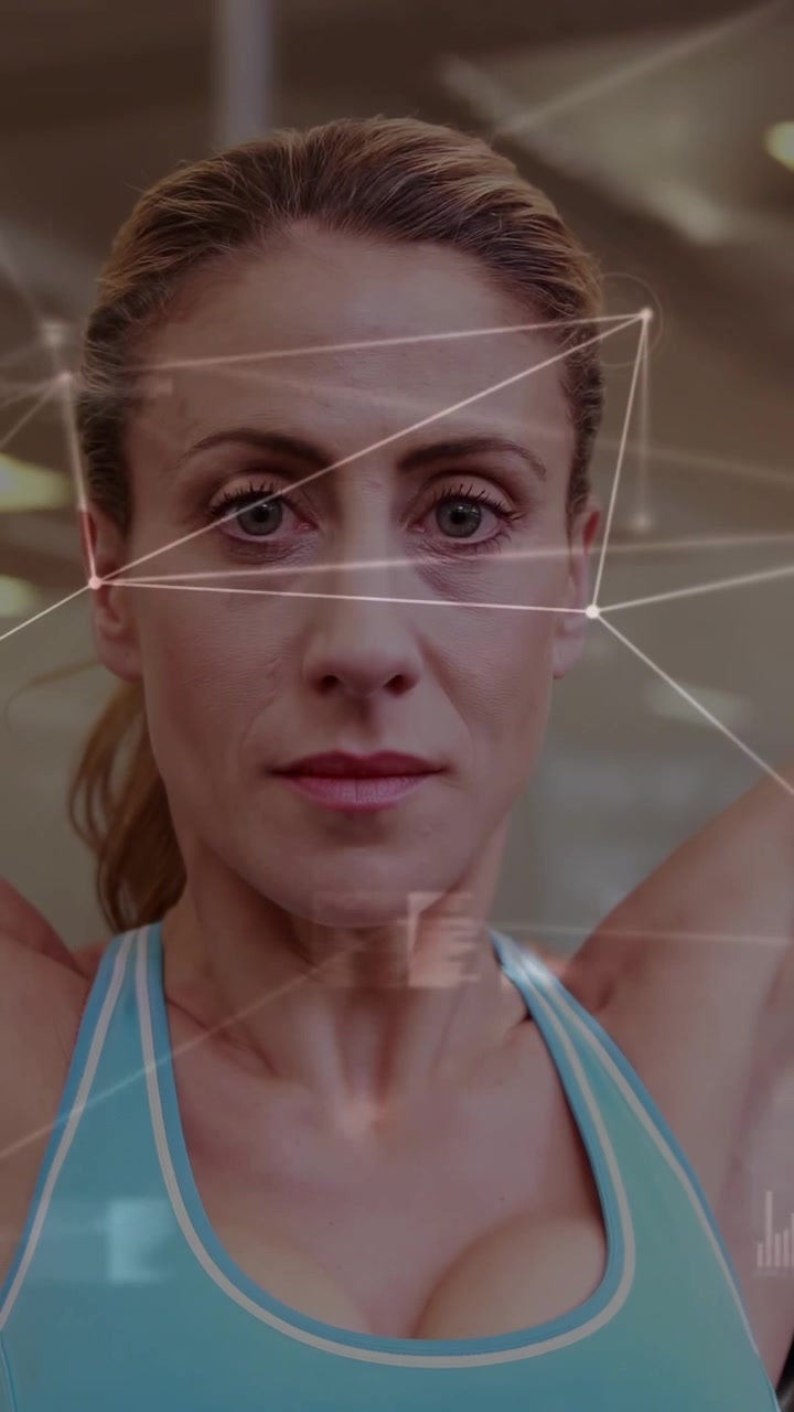 Video verticale: Donna con canotta turchese che tiene le braccia alzate, avvia una forma d'onda HUD che analizza il fitness.