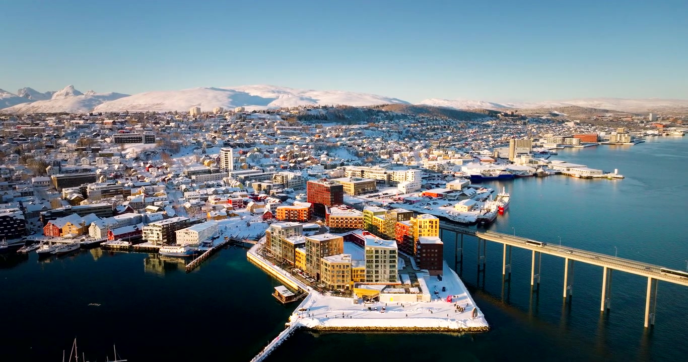 Stadtbild von Tromsø, Vervet, ein modernes und lebendiges Viertel an einem sonnigen Wintertag, Norwegen. Panorama-Luftaufnahme per Drohne, mit Textfreiraum.