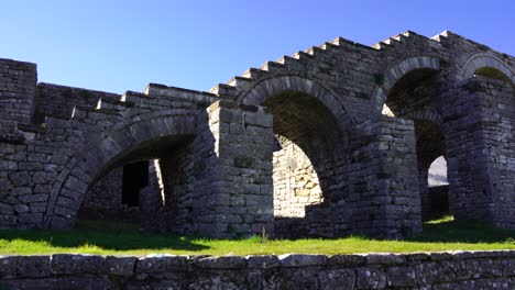 escaleras de piedra en las gruesas paredes arqueadas del castillo medieval que quedan de la época antigua