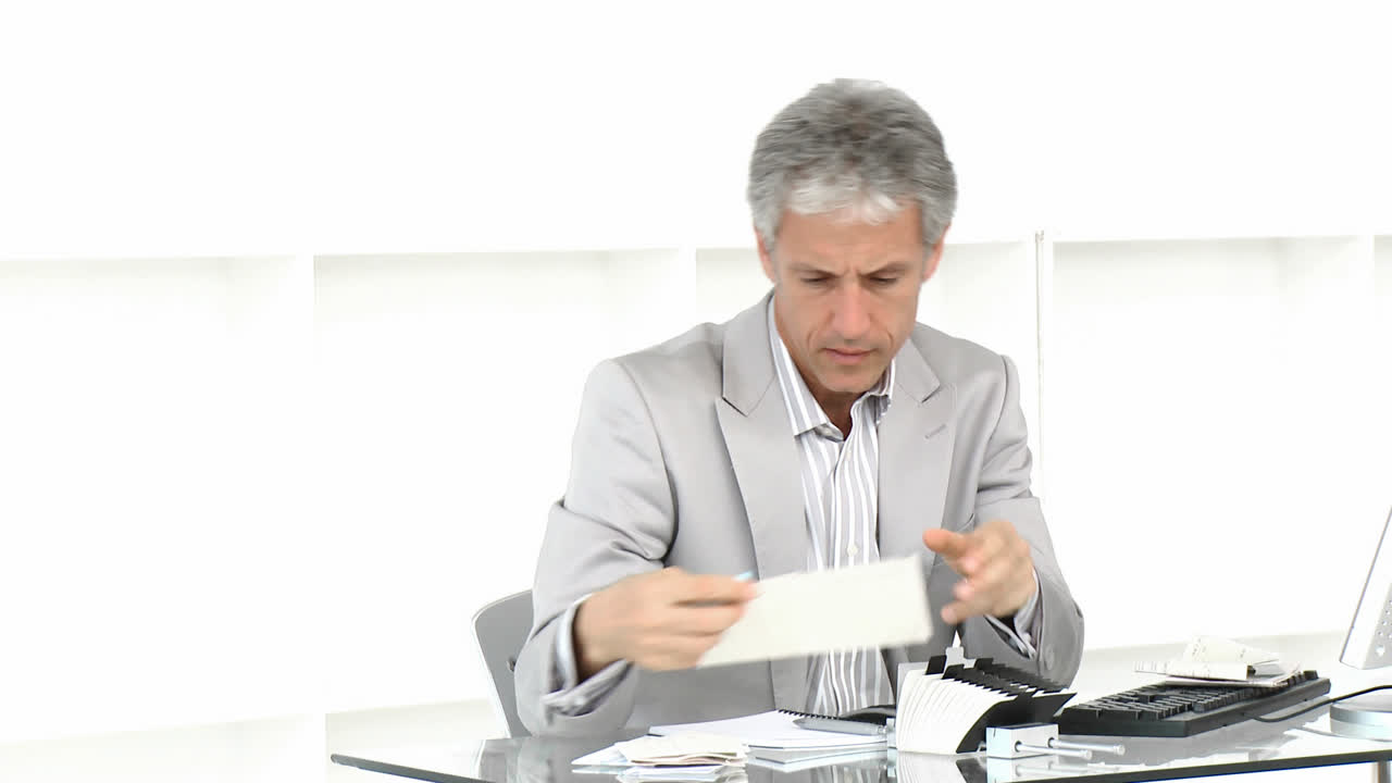 hombre de negocios aburrido en el trabajo