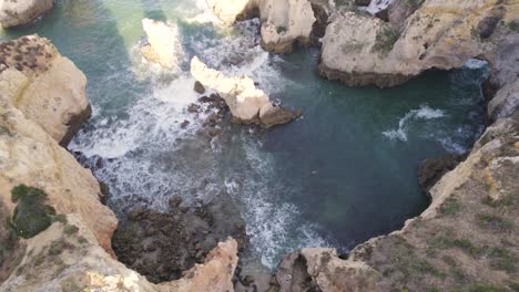 Acantilados-Y-Rocas-De-Piedra-Caliza,-Costa-De-Lagos,-Algarve