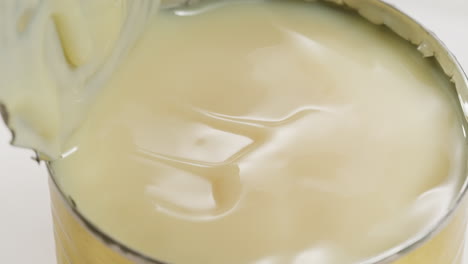 saborosa leche condensada, cuchara y waffles en la mesa gris claro, plana. espacio para el texto. imágenes de alta calidad 4k