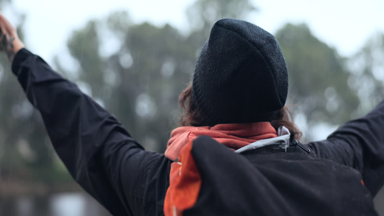 하이킹, 성취와 자연에서 행복한 여성