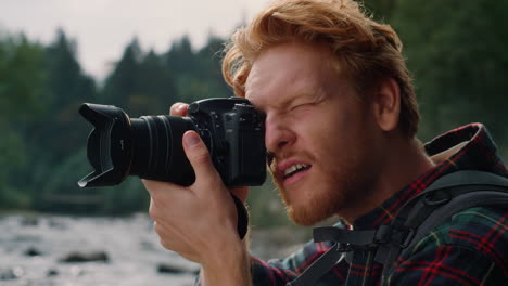 Rothaariger-Mann-Mit-Digitalkamera-Fotografiert-Grüne-Landschaft