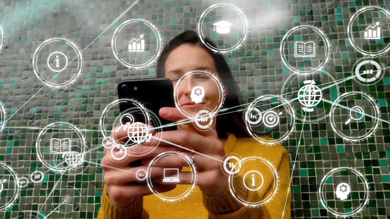 animación de iconos de los medios sobre una mujer caucásica que usa un teléfono inteligente