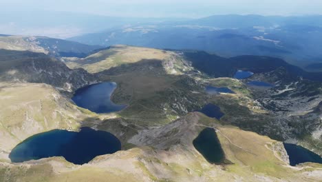 Sieben-Rila-Seen-Und-Naturberglandschaft-In-Bulgarien---4K-Luftaufnahme