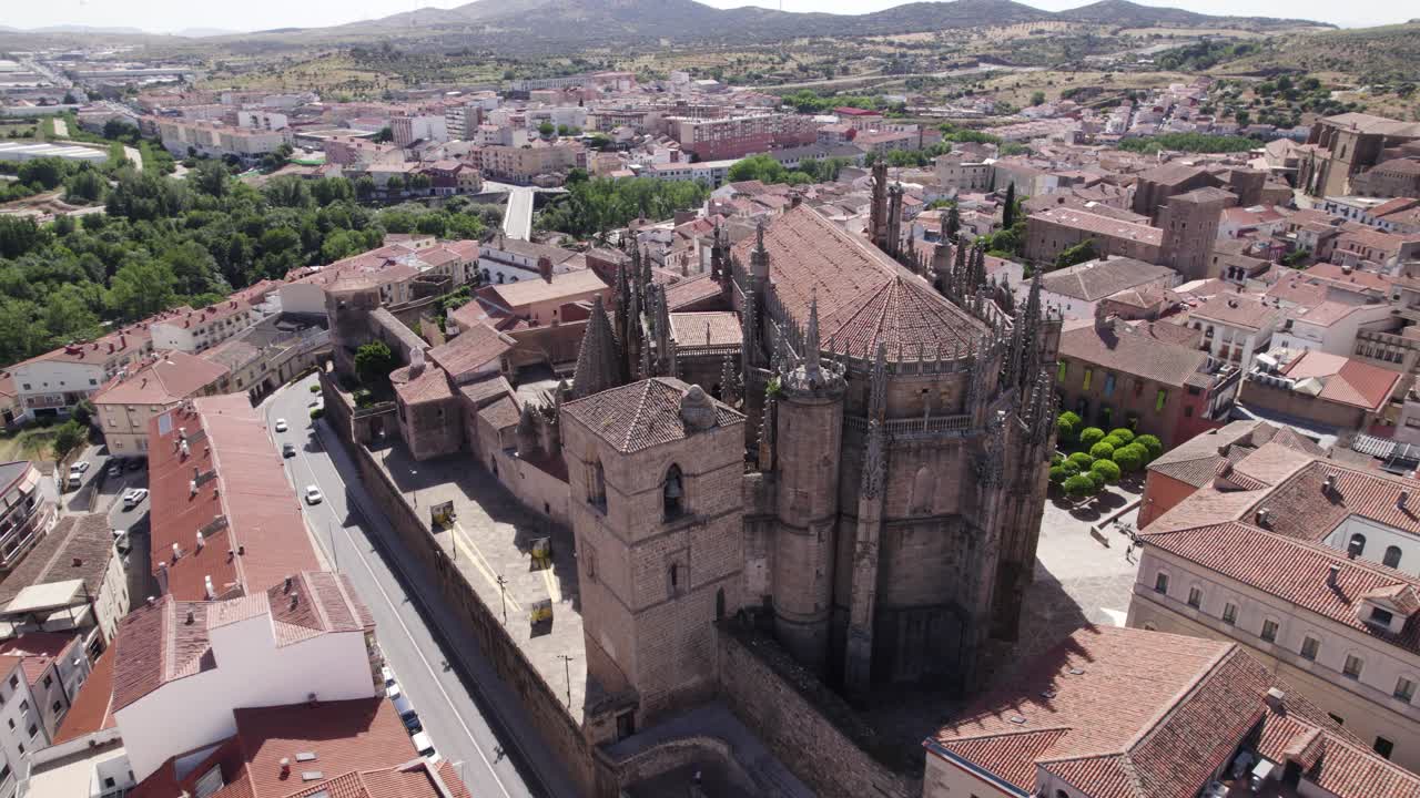 Catedral Católica Romana em Plasencia, Espanha, em órbita aérea num dia ensolarado
