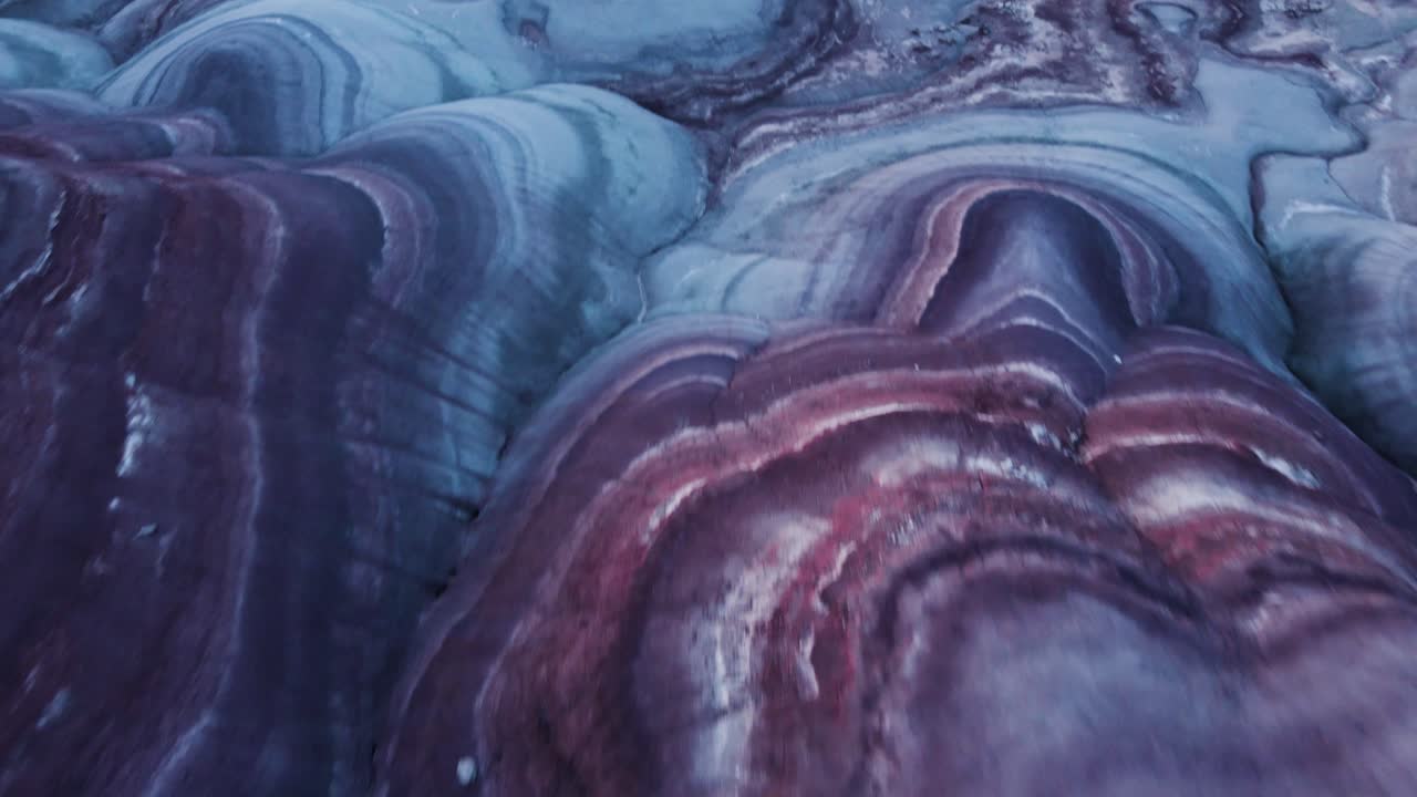 красный и синий научно-фантастический пейзаж бентонитовых холмов в хэнксвилле, штат юта, в голубой час