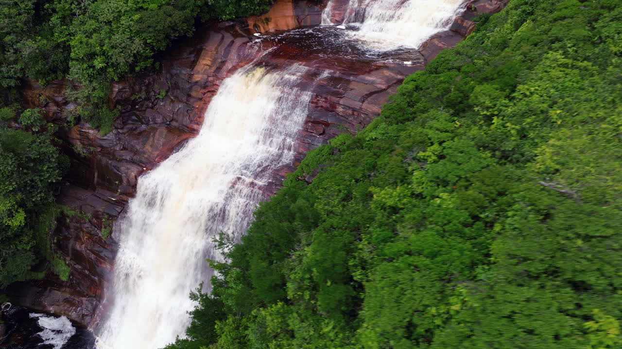 segunda cascada de las cataratas de ángeles en el parque nacional de canaima, gran sabana, venezuela