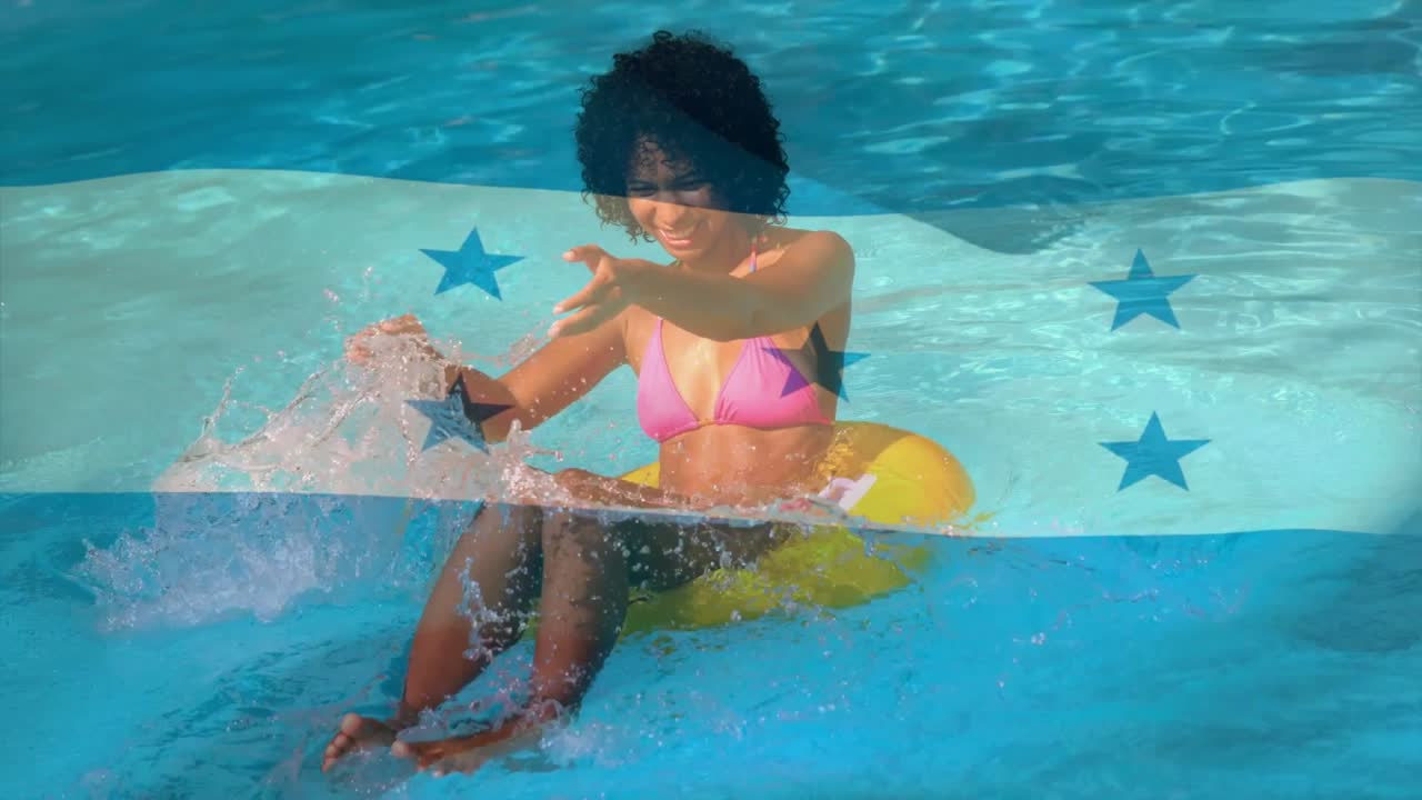 Persona in costume da bagno colorato che schizza acqua in piscina su un'animazione della bandiera dell'Honduras