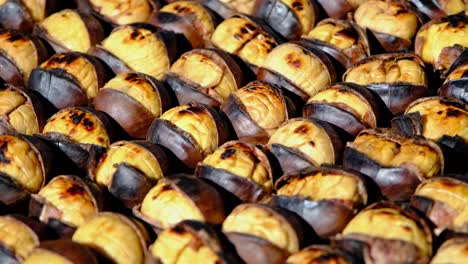 cerca de castañas frescas, calientes y a la parrilla. castañas asadas. comida tradicional de la calle de estambul.