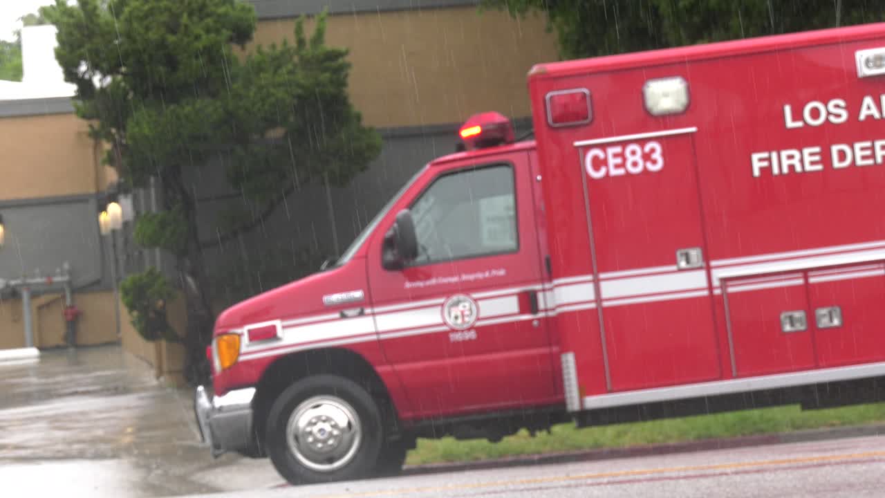 길거리에 주차된 구급차