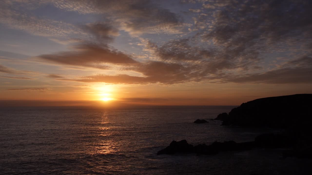 il tramonto sulla punta più occidentale della francia e dell'europa, finistere 4k 24fps
